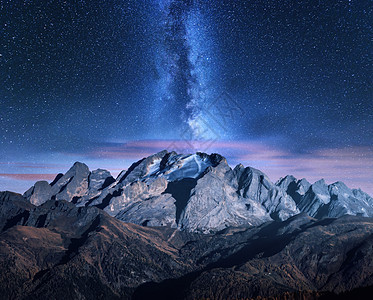 秋天星空下的银河山脉惊人的景观与高山雪山,树木,天空与云,银河星星,高岩石意大利白云石美丽的自然图片