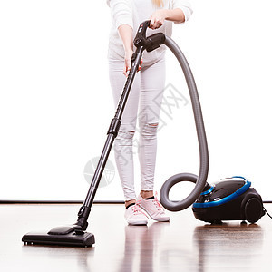家庭清洁工具设备,内务职责女人的腿吸尘器女人的腿吸尘器背景图片