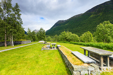 野餐地点桌子长凳,挪威山脉,斯堪的纳维亚欧洲营地与野餐桌挪威山区图片