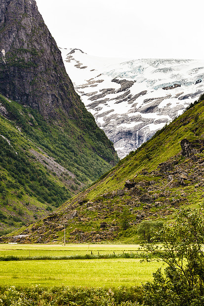 旅游度假旅游山脉景观夏季与美丽的格林山谷,斯特林市索恩奥格峡湾挪威,斯堪的纳维亚山区夏季景观挪威图片