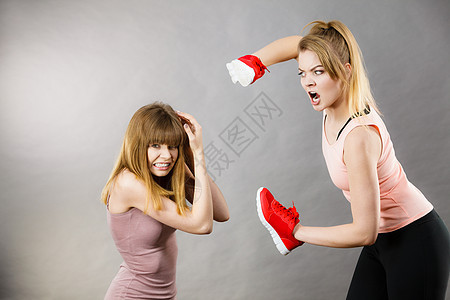 好斗的女人争论用鞋打架,女朋友害怕好斗的女人用鞋子女人打架图片