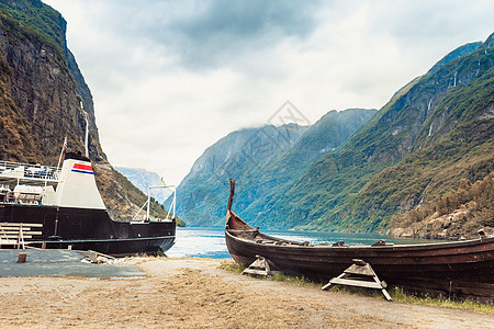 古老的木制维京船渡船挪威自然的海滨,雾蒙蒙的天山脉峡湾旅游旅游挪威自然中的古老木制维京船图片