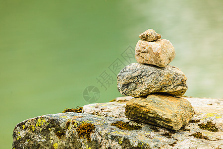 旅游假期旅行石头堆积湖岸,挪威斯堪的纳维亚石头堆积湖岸,挪威图片