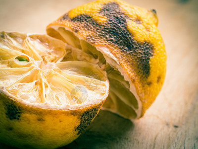 特写旧腐烂的柠檬片健康的食物图片
