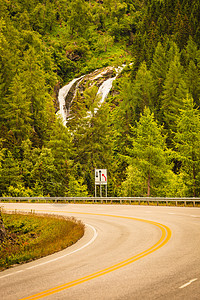 穿过挪威山脉的路美丽的风景,绿色的瀑布旅行旅游挪威山区的道路景观图片