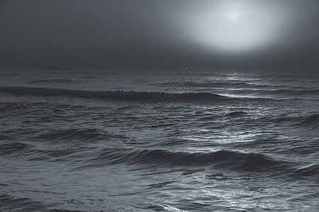 日落时海滩上拍摄雾云后的黑白照片日落时的黑白太阳图片