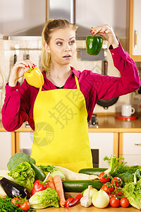 怀疑的轻女人着甜椒蔬菜思考着吃饭选择好的蔬菜女人着甜椒辣椒思考着图片