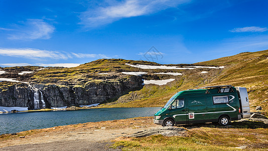 旅游度假旅游露营车高山湖的营地旅游路线Aurlandsfjellet露营车高山湖Aurlandsfjelle图片