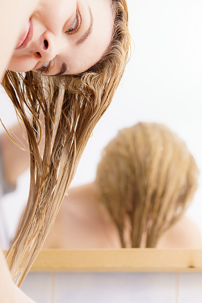 女人洗头发,洗掉洗发水,浴室里湿的金发女人湿的金发图片