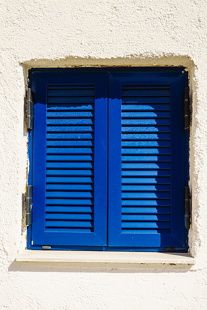 典型的希腊建筑细节希腊房子上的蓝色窗户百叶窗希腊蓝色窗户百叶窗图片