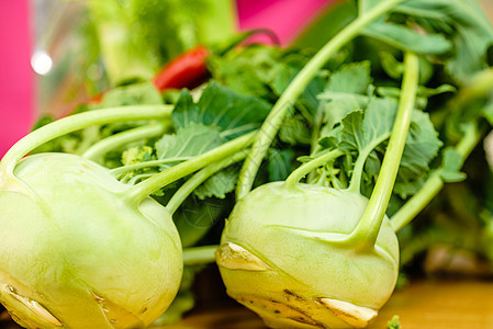 新鲜绿色蔬菜,健康的科拉比周围其他蔬菜生物市场,素食科拉比蔬菜背景图片