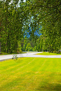 穿过夏季挪威山脉的道路美丽的风景旅行旅游挪威山区的道路景观图片