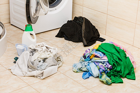 浴室机器旁边的洗衣粉洗涤剂量杯家务,衣服洗衣,OBJCTS洗衣洗衣粉洗涤剂图片