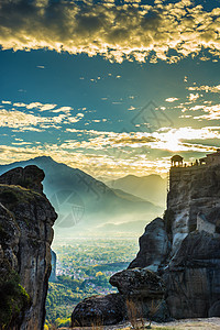 风景优美的日落黄昏天空瓦兰修道院悬崖上的流星,塞萨里希腊希腊目的地日落瓦拉姆修道院流星,希腊图片