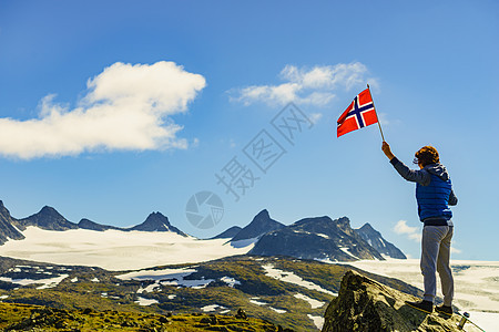 游客妇女欣赏山脉景观,举着挪威旅游景区路线55索涅夫杰莱特,挪威山上悬挂挪威的游客图片
