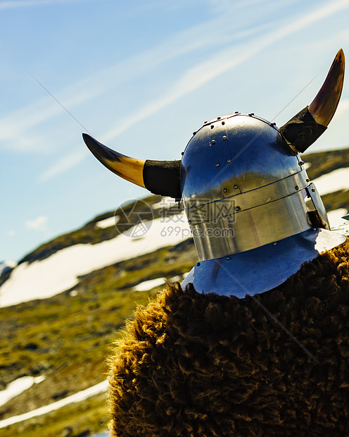 挪威山区大自然中戴着头盔毛皮的维京战士旅游旅游挪威山地自然中的维京战士图片