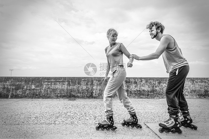 体育锻炼竞争健康的生活方式幸福暑假爱好轻人滚筒上比赛,玩着黑色白色的乐趣两个人骑滚筒图片