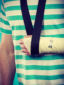 骨折脱位的部分身体男用手包扎帮助的药物治疗轻人疼痛的手掌手臂部分身体男子用绷带的手图片