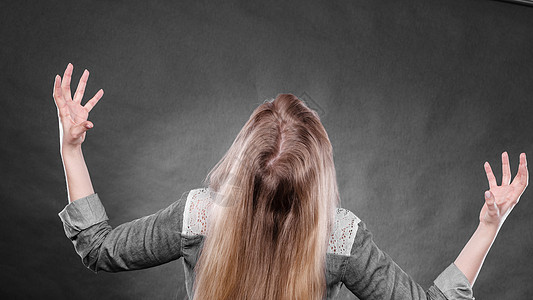 人们内心的愤怒愤怒金发暴怒的女人手势情绪化的轻女孩表现出她糟糕的表情愤怒的女人手势图片