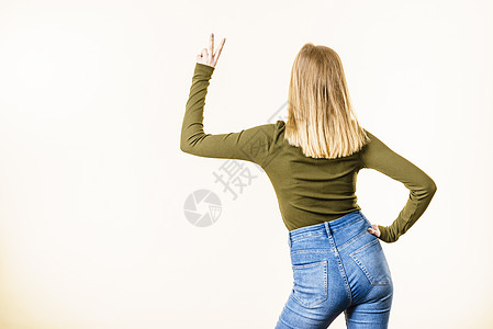 手指触屏白色背景上金发的女人的后视图平,用手指良好的积极手势女人的后视图平手势背景