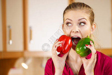 趣的快乐女人着甜椒,美味的健康节食蔬菜,试图厨房里吃口趣的女人咬着甜椒图片