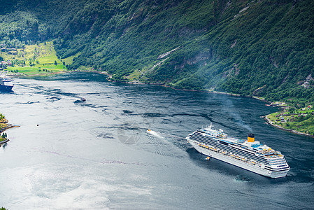 峡湾Geirangerfjord与渡船,Ornesvingen观赏点,挪威旅行目的地峡湾吉兰格峡湾与渡船,挪威图片