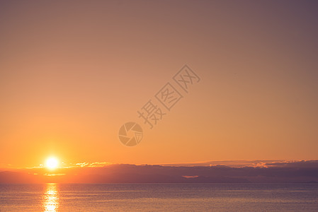 希腊海岸线清晨太阳升,希腊佩罗奔尼撒美丽的风景自然风光日出时的希腊海岸图片