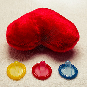 避孕爱节育五颜六色的避孕套红色心形小枕头图片
