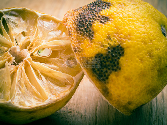 特写旧腐烂的柠檬片健康的食物图片