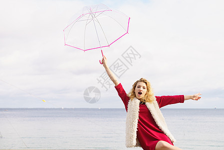 快乐优雅的成女人着透明的伞着天空天气预报快乐的女人着伞图片