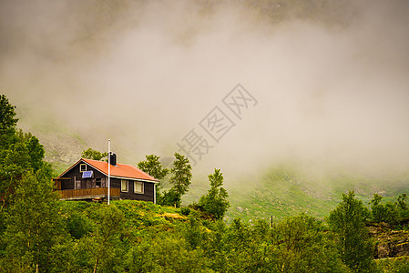 挪威乡村小屋山上斯堪的纳维亚挪威雾蒙蒙的景观挪威山区乡村之家图片