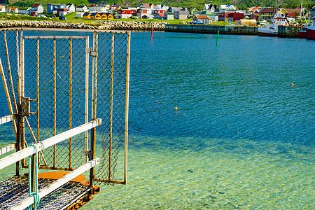 渔港旧码头大门与博里克村的房屋背景安多亚岛,维斯特拉伦群岛博里克村的渔港,安多亚岛图片