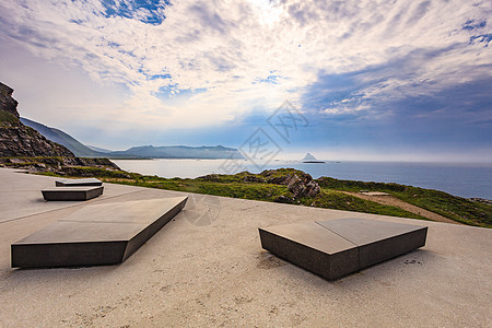 克莱沃登休息停止区与石头座位长凳北极海景与云天安多亚岛上的景点维斯特勒伦挪威克莱沃登休息区,安多亚挪威图片