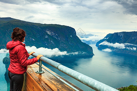 Stestein观景点欣赏峡湾景观的游客妇女挪威斯堪的纳维亚旅游路线极光游客挪威Stestein观点上图片