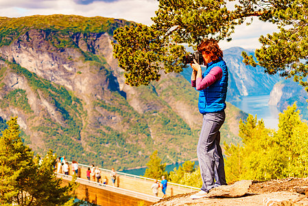 游客妇女Stestein瞭望台拍摄相机旅行图片,享受峡湾山脉景观挪威旅游景区路线极光自然游客拍摄旅行照片,挪图片