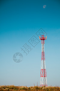 信号站白色红色信号塔映衬着晴朗的蓝天工业自然比信号塔抗蓝天背景