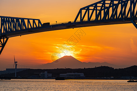 钻石富士东京与东京门桥,自然现象,太阳移动富士山,而日落东京日本这种情况每只发生2次图片
