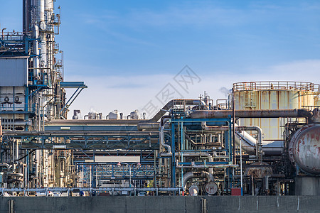 石油石化工厂,天然气储存管道结构与烟雾日本东京附近的川崎市烟囱背景图片