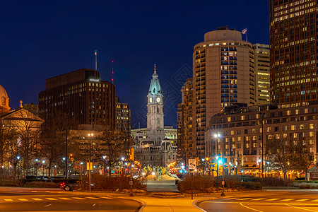 大道之行费城市政厅钟楼费城,宾夕法尼亚州,美国日落背景