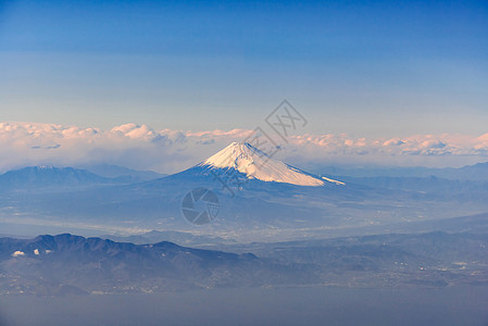 富士山,日本地标山的鸟瞰乘飞机经过日本静冈市,背景图片