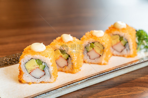 加州MakiWoth鲑鱼Tamago日本料理图片