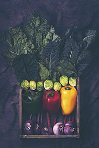 篮子里各种五颜六色的蔬菜图片