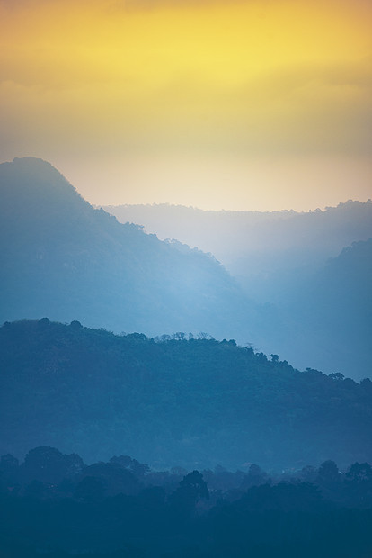 热带森林山地层,日落时间与自然图片