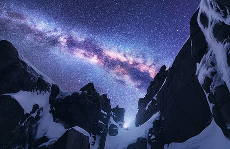 银河雪山美丽的自然晚上雪覆盖着岩石星空山峰紫色的天空,喜马拉雅山上星星明亮的银河景观星系图片