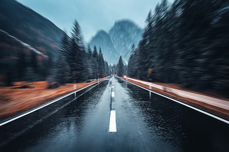 道路秋林中雨中运动模糊的效果完美的沥青山路阴雨天,背景模糊道路运动中运输空公路快速驾驶图片