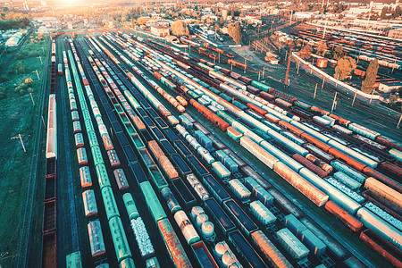 货运列车的鸟瞰图火车站上五颜六色的货车铁路上货物的货车重工业工业景观与火车,铁路平台日落的风景仓图片
