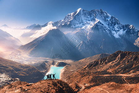 徒步山快乐的人举手臂山顶,美丽的湖泊,雪山日出秋天风景与男人女人,岩石云,Ky与阳光秋天尼泊尔旅行背景