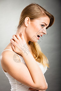 健康问题,皮肤病轻的女人用过敏皮疹挠痒的脖子女人用过敏皮疹挠痒脖子图片