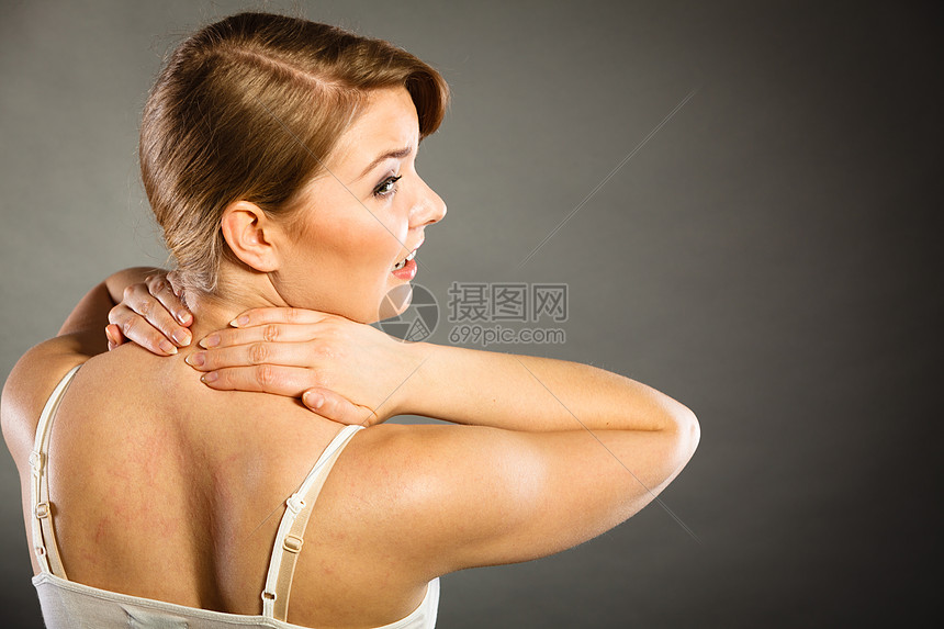感觉精疲力竭背部脊柱疾病严重疼痛的女人女把手放她的脖子上痛苦患