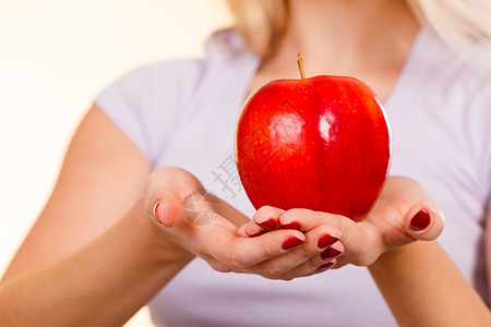 饮食减肥,健康食品,水果女人的手着大红苹果女人手红苹果,健康的食物图片